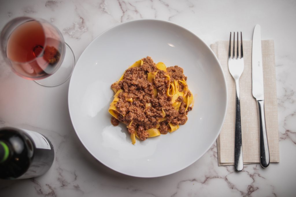 piatto di tagliatelle al ragu